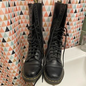 Dr Martens 1914. 14 hole. NEW SOLES. BARELY WORN.